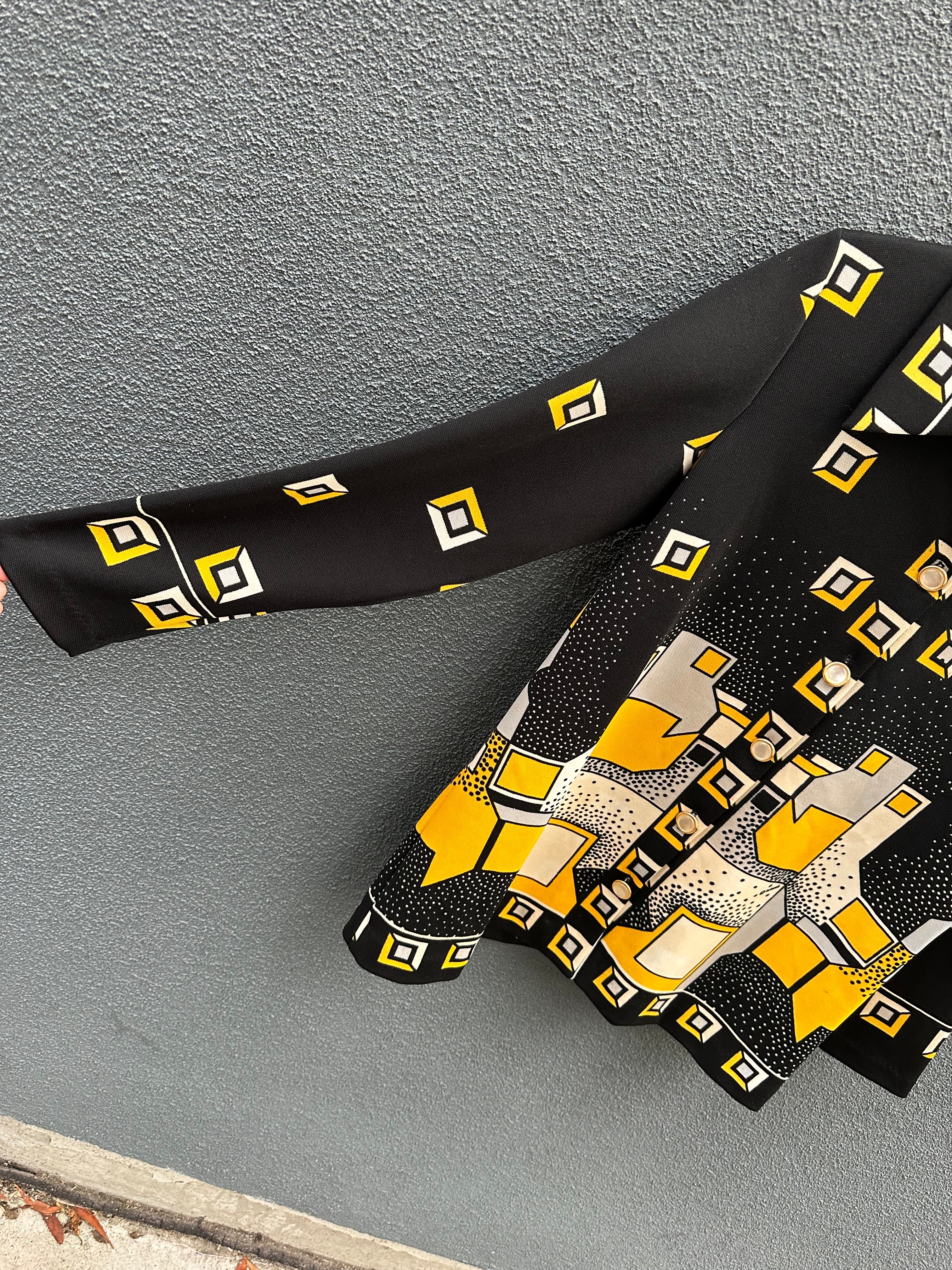 Vintage 70's womens geometric knit dagger collar button shirt