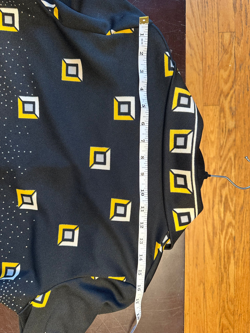 Vintage 70's womens geometric knit dagger collar button shirt